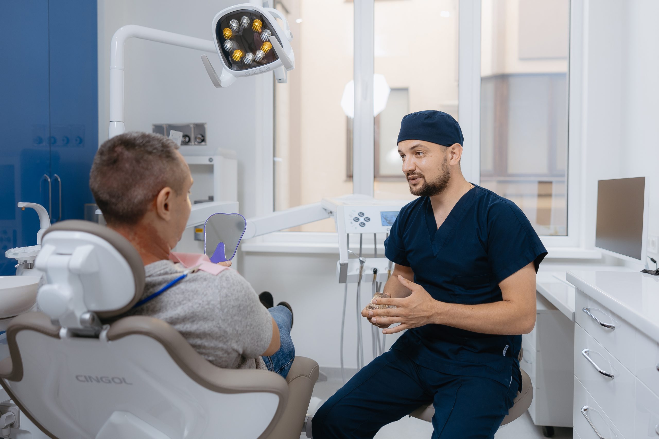 Implant dentar vs punte dentară – ce alegi?